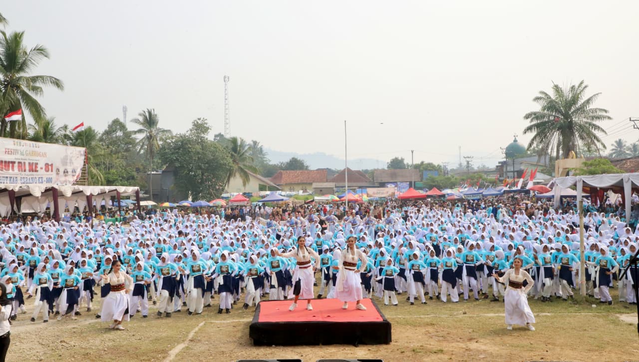 4500-warga-ikuti-tari-kolosal-festival-gabrugan-padarincang-didorong-masuk-ken