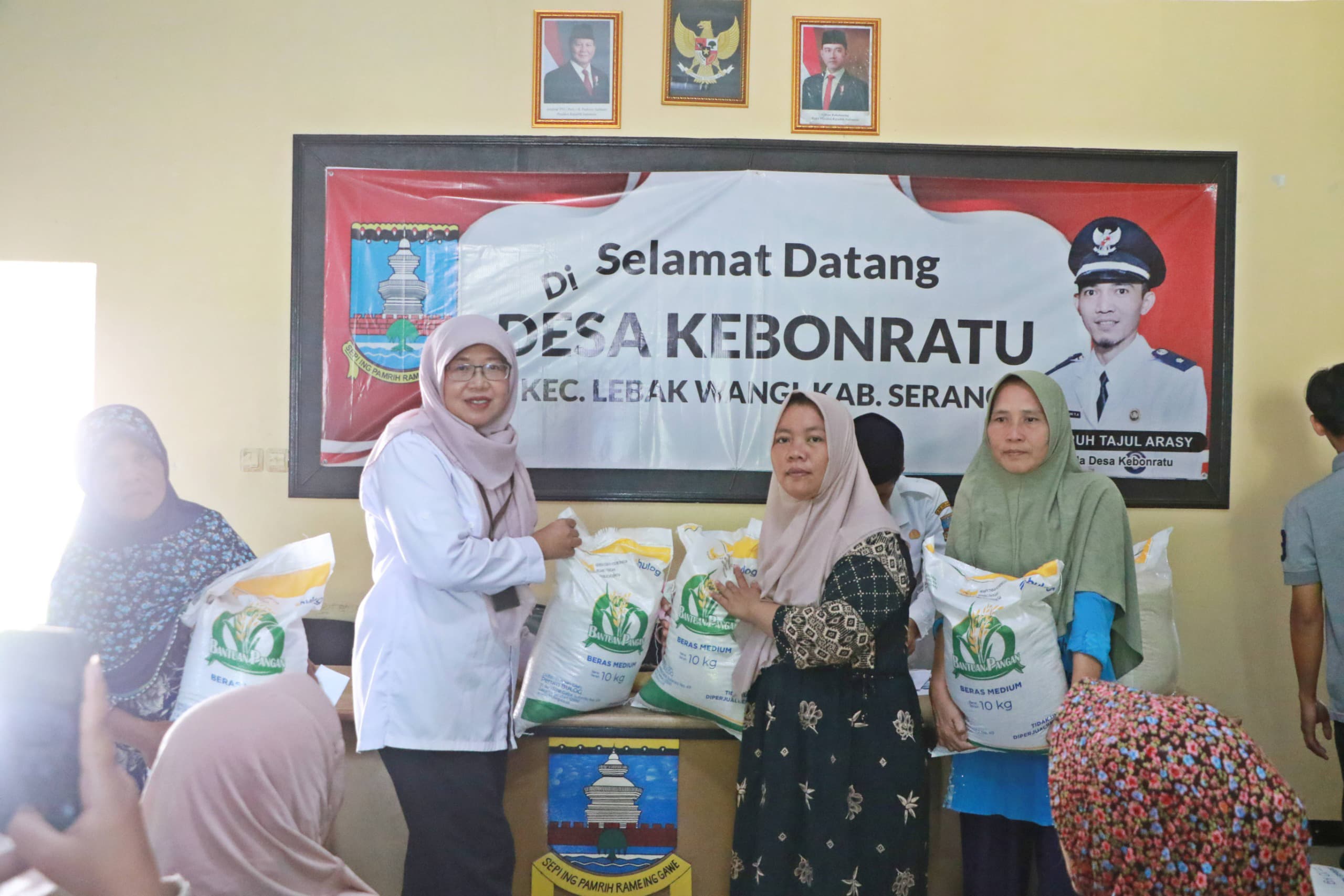 63847-kpm-di-kabupaten-serang-menerima-bantuan-pangan-beras
