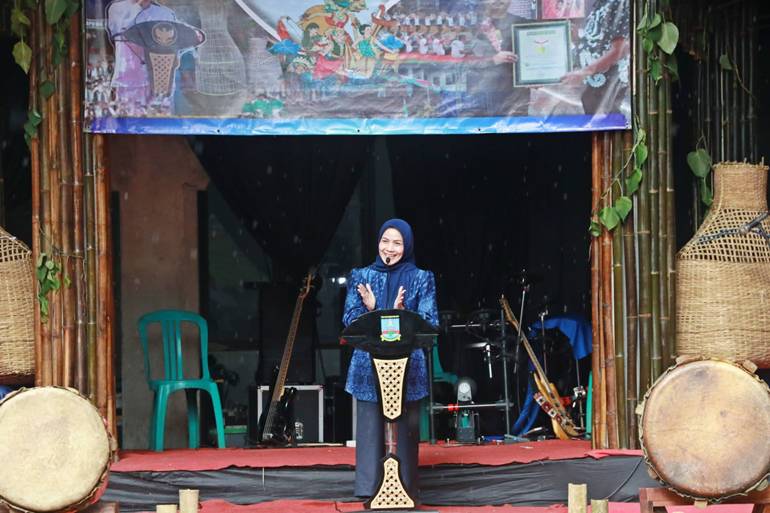 bupati-ratu-zakiyah-ingin-terus-lestarikan-ngaruwat-bumi-kampung-seni-yudha-asri