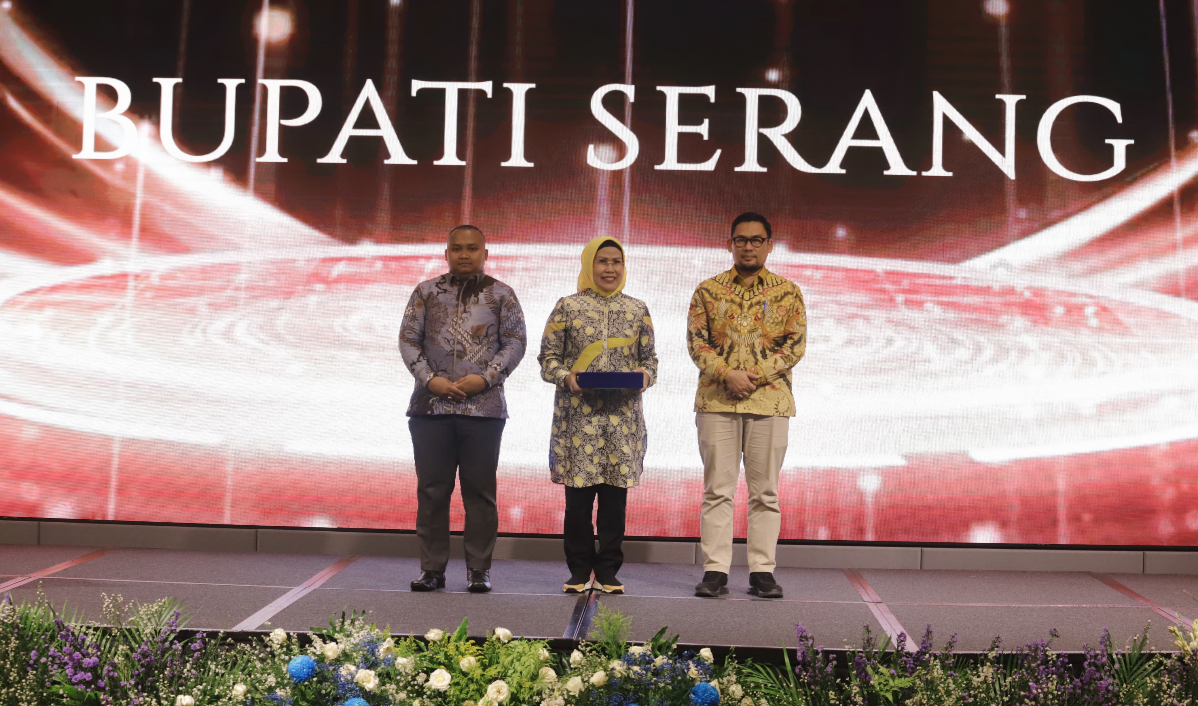 bupati-serang-raih-penghargaan-bawaslu-awards-2024