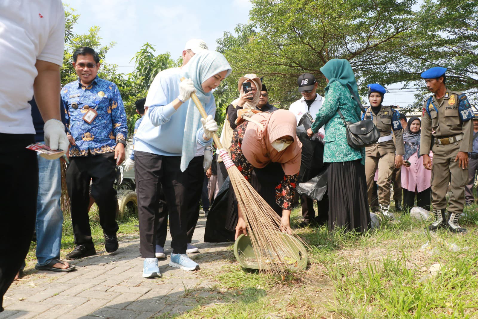 bupati-serang-ratu-rachmatuzakiyah-pimpin-gerebeg-sampah-di-cikande