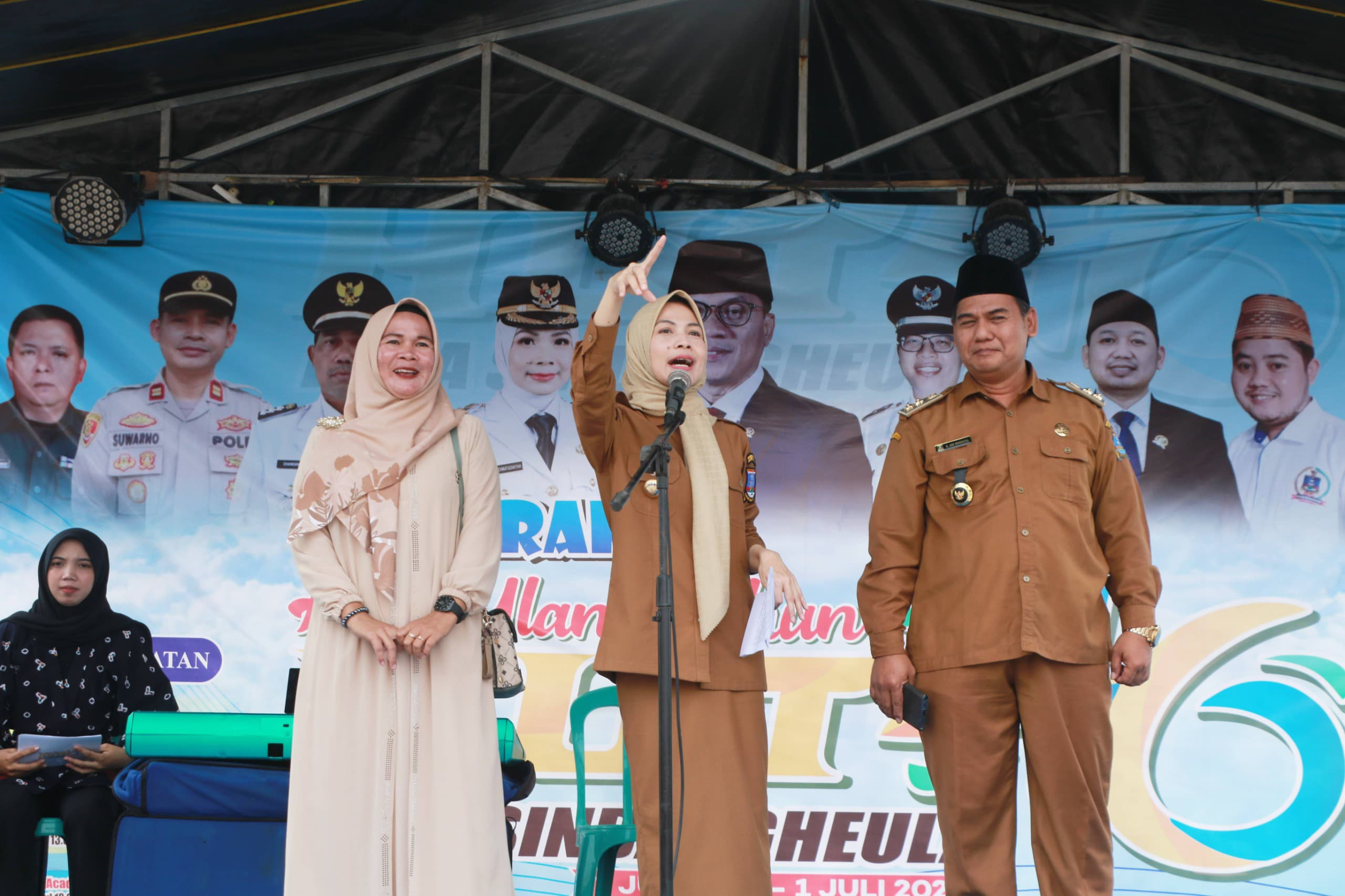 bupati-serang-ratu-zakiyah-hadiri-hut-desa-sindangheula-perkokoh-kebersamaan