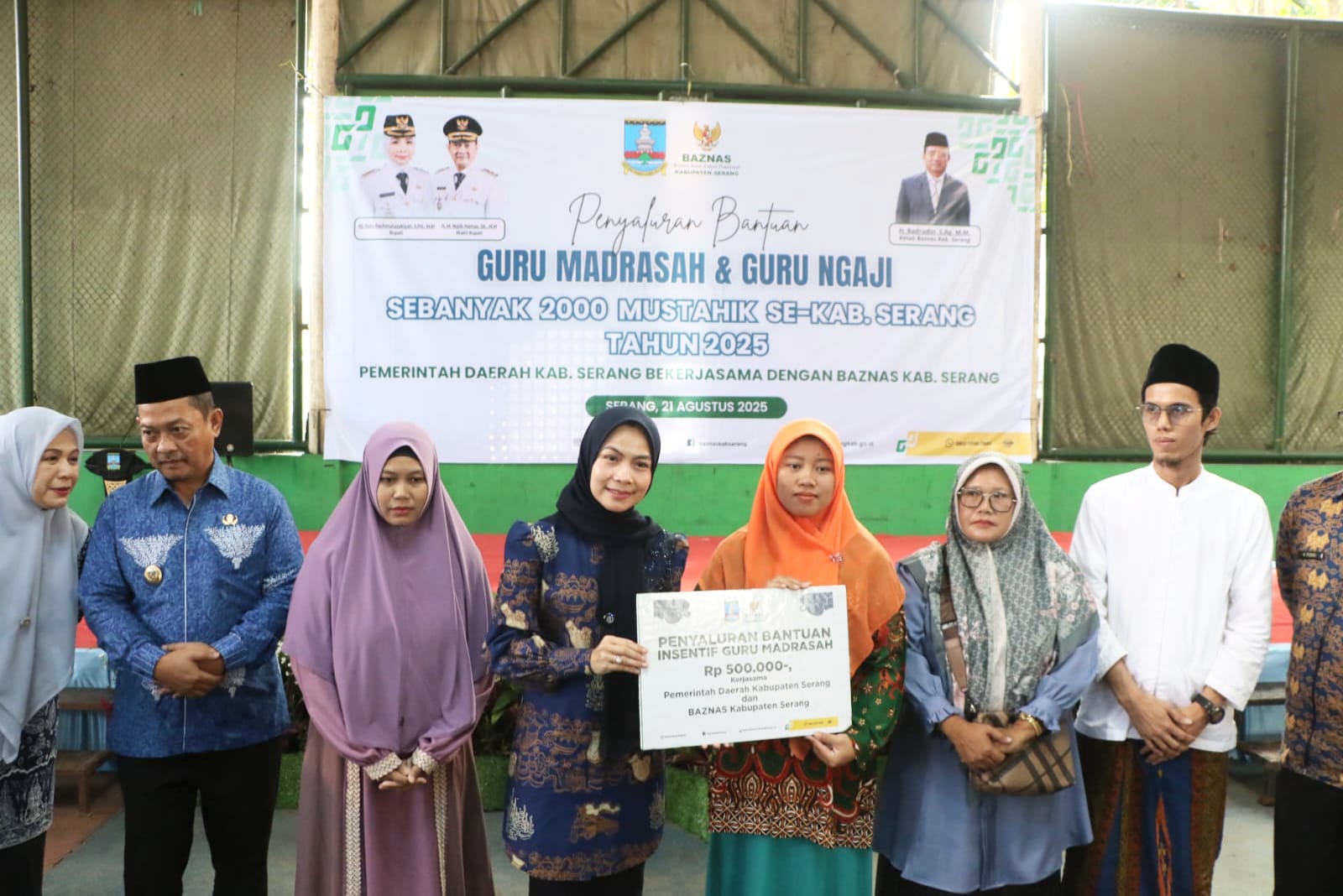 bupati-serang-ratu-zakiyah-salurkan-bantuan-insentif-2-ribu-guru-ngaji-dan-madrasah