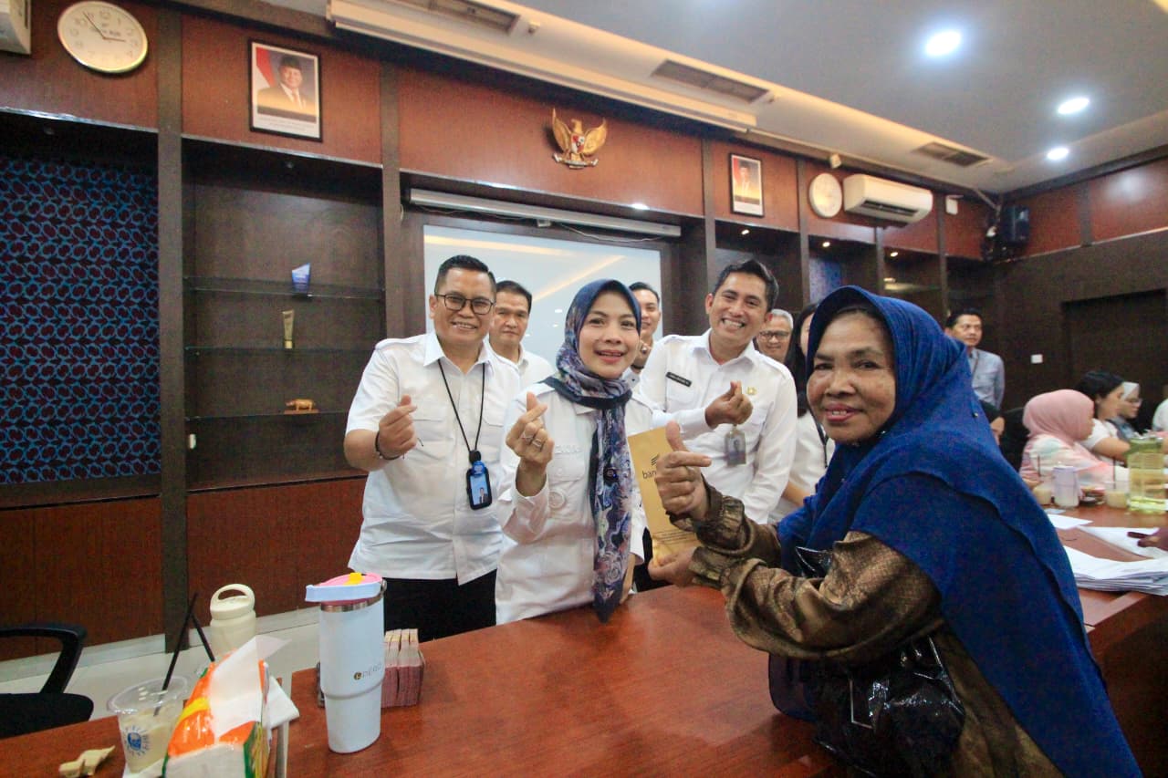 bupati-serang-ratu-zakiyah-salurkan-bantuan-permodalan-1400-pelaku-ukm