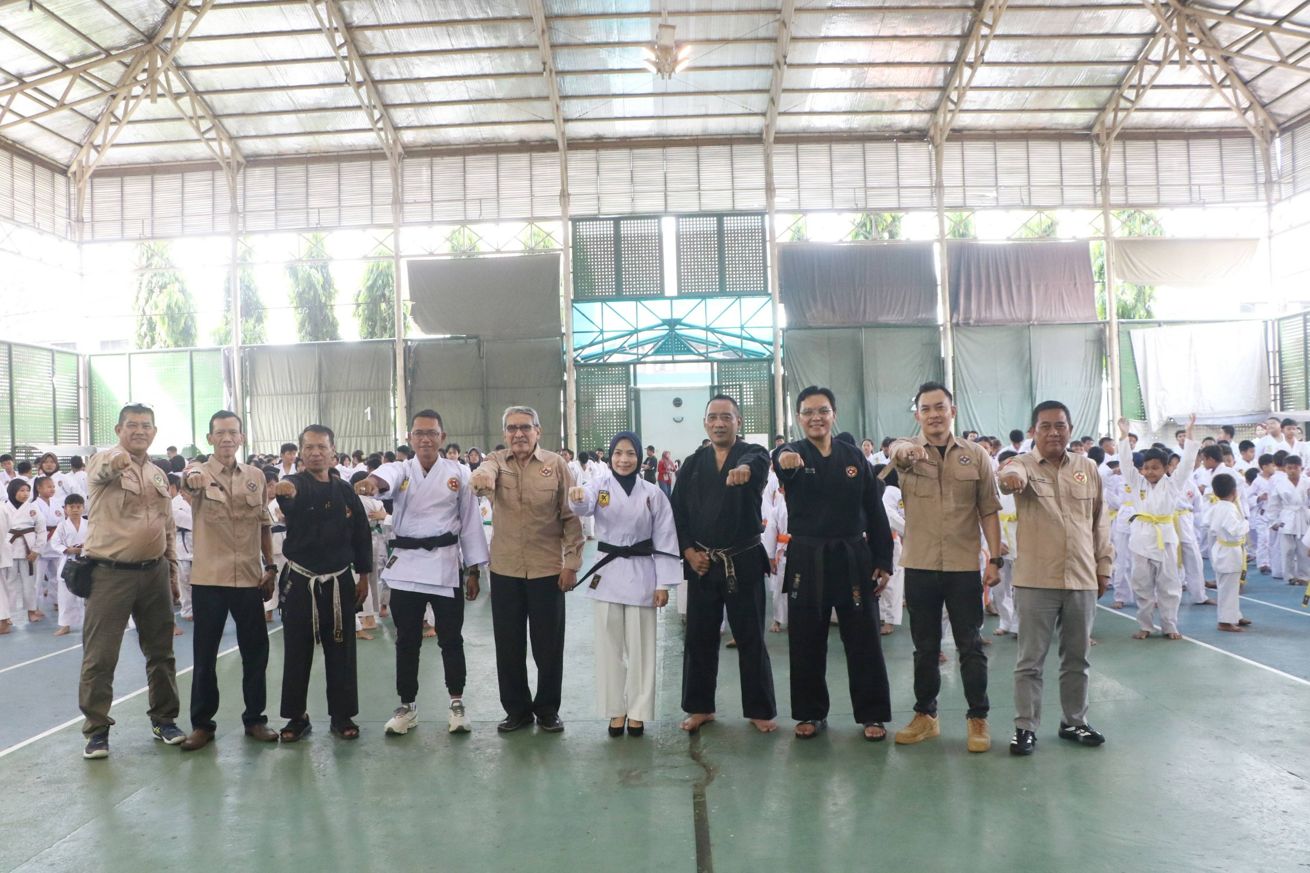 bupati-serang-ratu-zakiyah-terima-majelis-sabuk-hitam-kehormatan-dan-iv-bkc