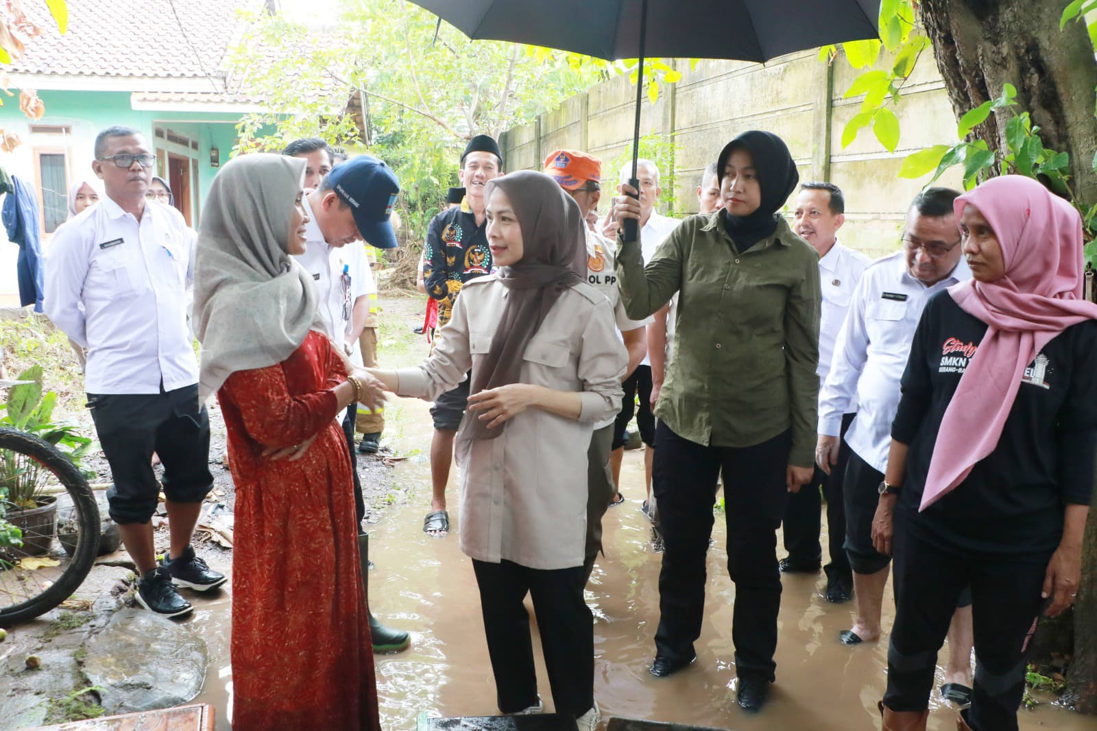 bupati-serang-ratu-zakiyah-terjang-genangan-air-sapa-warga-korban-banjir-di-pulo-ampel