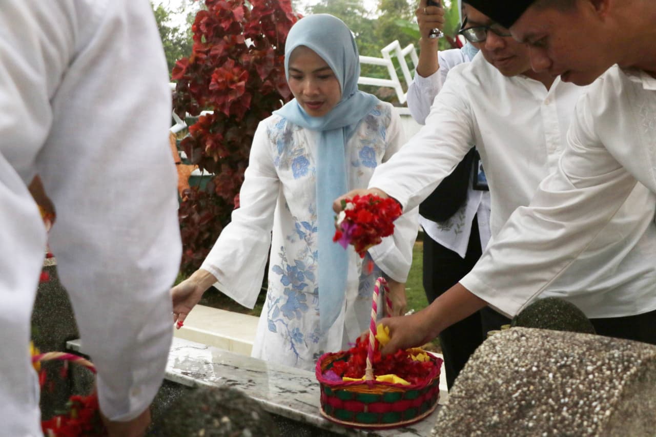 bupati-serang-ratu-zakiyah-ziarah-ke-makam-sultan-maulana-hasanudin-dan-brigjen-kh-syamun