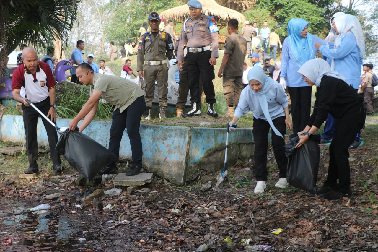 corve-bareng-kapolda-banten-bupati-serang-ajak-warga-peduli-lingkungan-bersihkan-sampah