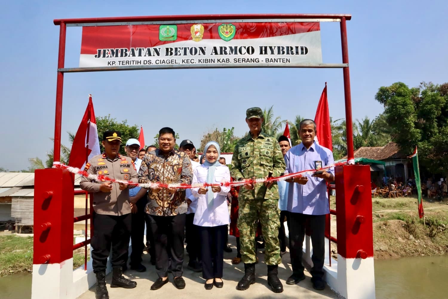 dandim-dan-bupati-serang-resmikan-jembatan-beton-armco-hybrid-permudah-akses-warga-kibin