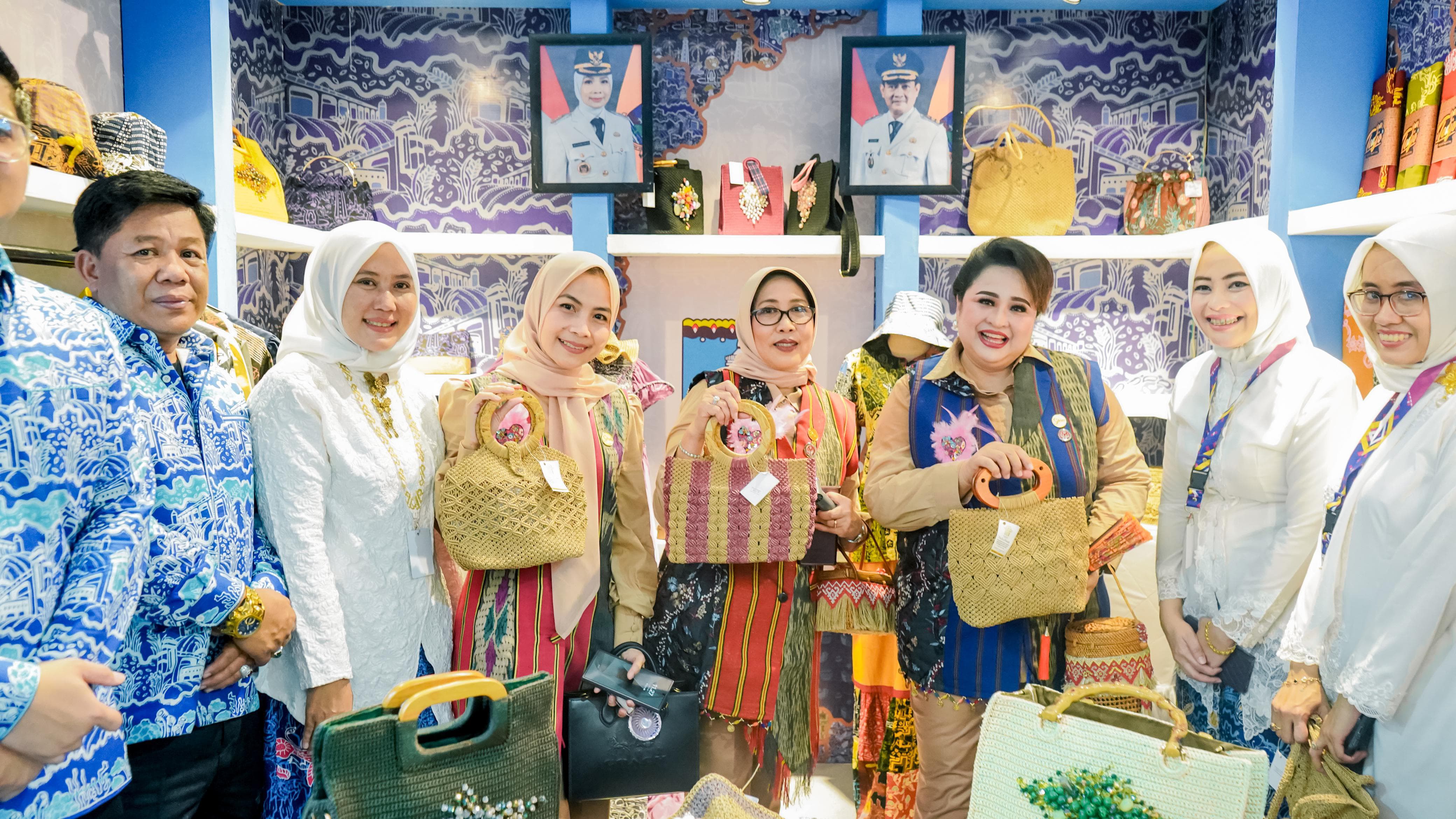 dekranas-expo-2025-dekranasda-kabupaten-serang-pamerkan-barbagai-produk-umkm-unggulan