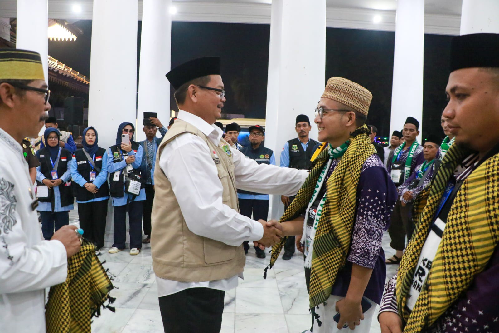 dini-hari-393-jemaah-haji-kabupaten-serang-kloter-37-diberangkatkan