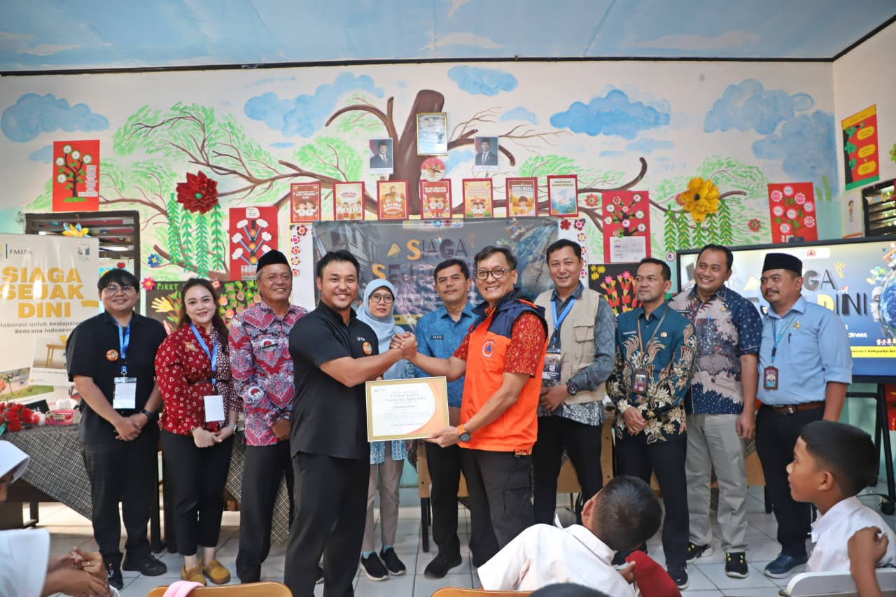 fakultas-mipa-ui-dan-pt-toa-berikan-hibah-alat-ews-gempa-bumi-di-sdn-pasauran-1-cinangka