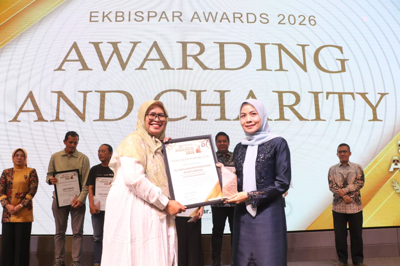 investasi-naik-bupati-serang-ratu-zakiyah-raih-award-2026