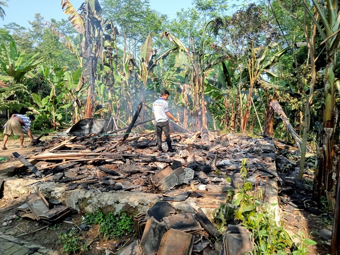 kebakaran-mengakibatkan-1-unit-rumah-terbakar-hangus-rusak-berat