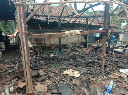 kejadian-yang-diakibatkan-bakaran-sampah-mengakibatkan-1-rumah-warga-terbakar