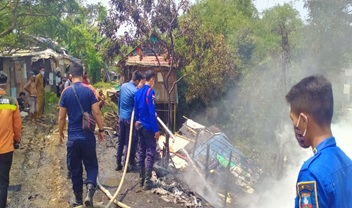 kejadian-yang-mengakibatkan-1-unit-rumah-kebakaran-atas-kelalaian-pemilik-yang-meninggalkan-rumah-disaat-memasak
