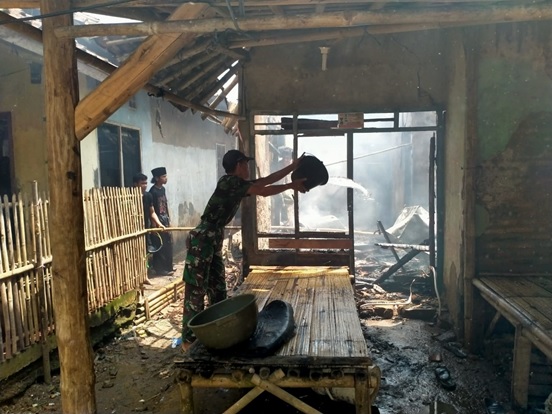 konsleting-listrik-menyebabkan-1-rumah-mengalami-rusak-sedang-di-kecamatan-pamarayan