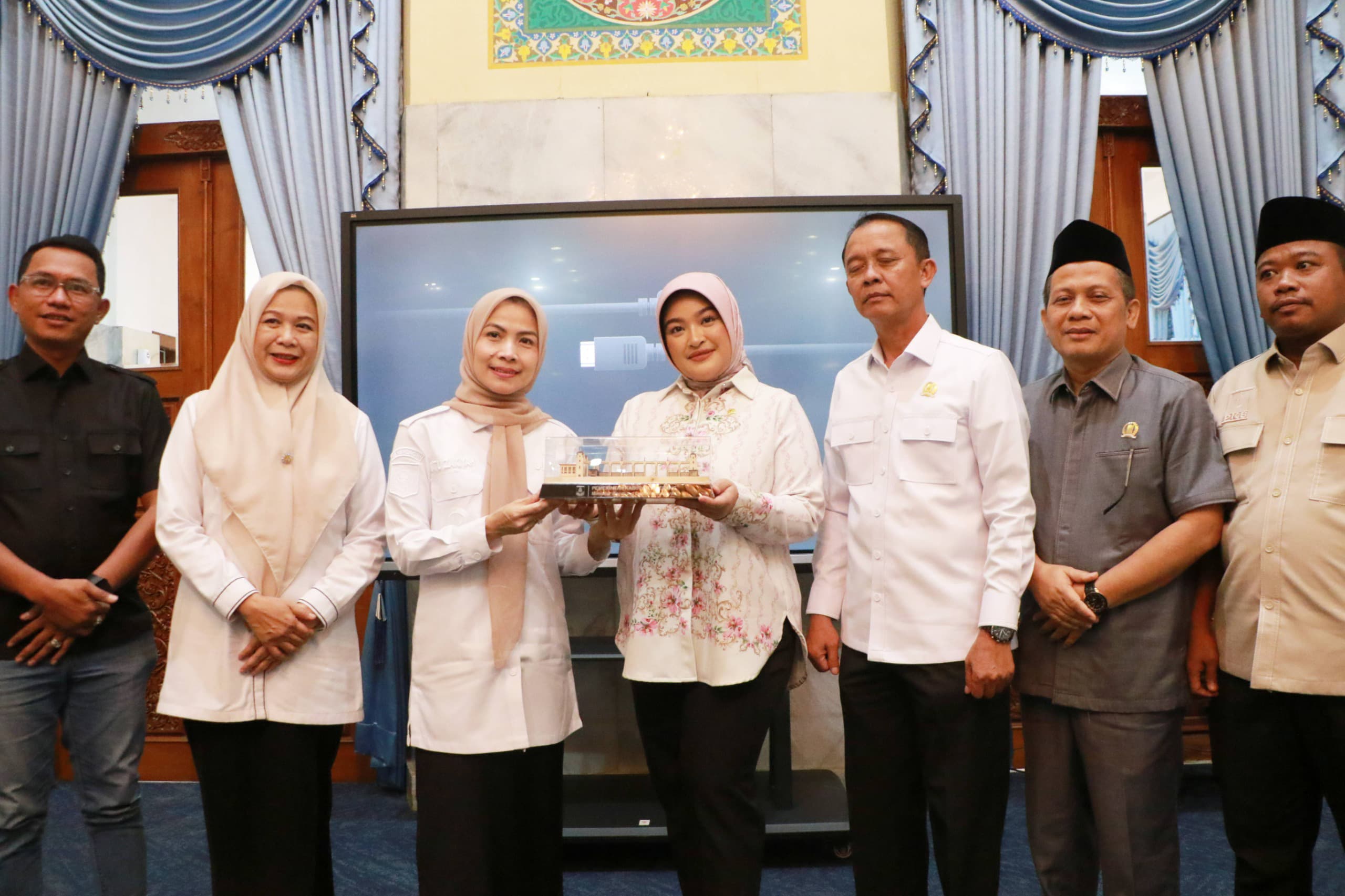 kunjungi-bupati-serang-ratu-zakiyah-anggota-dpr-ri-annisa-mahesa-serap-aspirasi-soal-keuangan