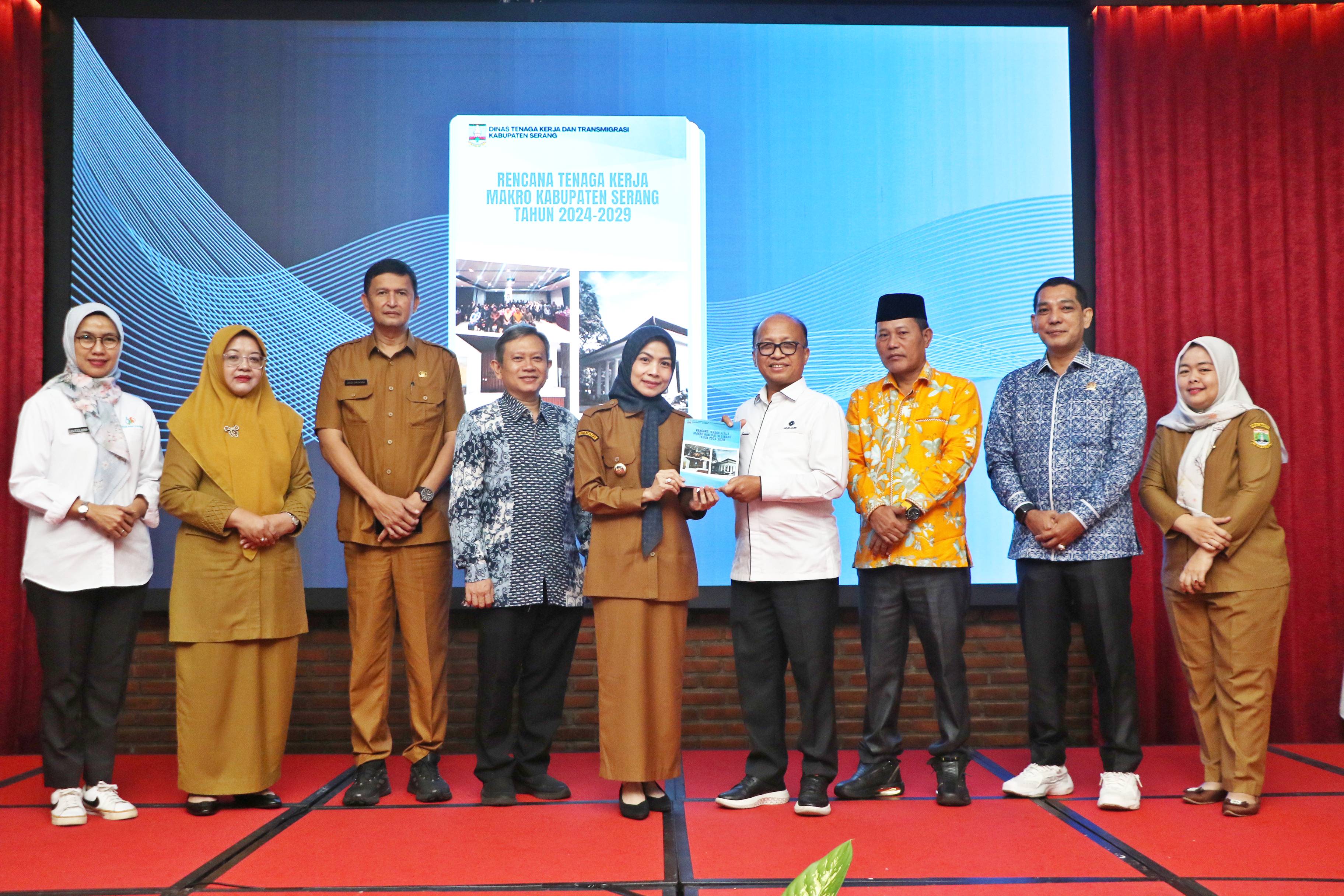 luncurkan-buku-rtk-makro-2024-2029-kemnaker-apresiasi-bupati-serang-ratu-zakiyah