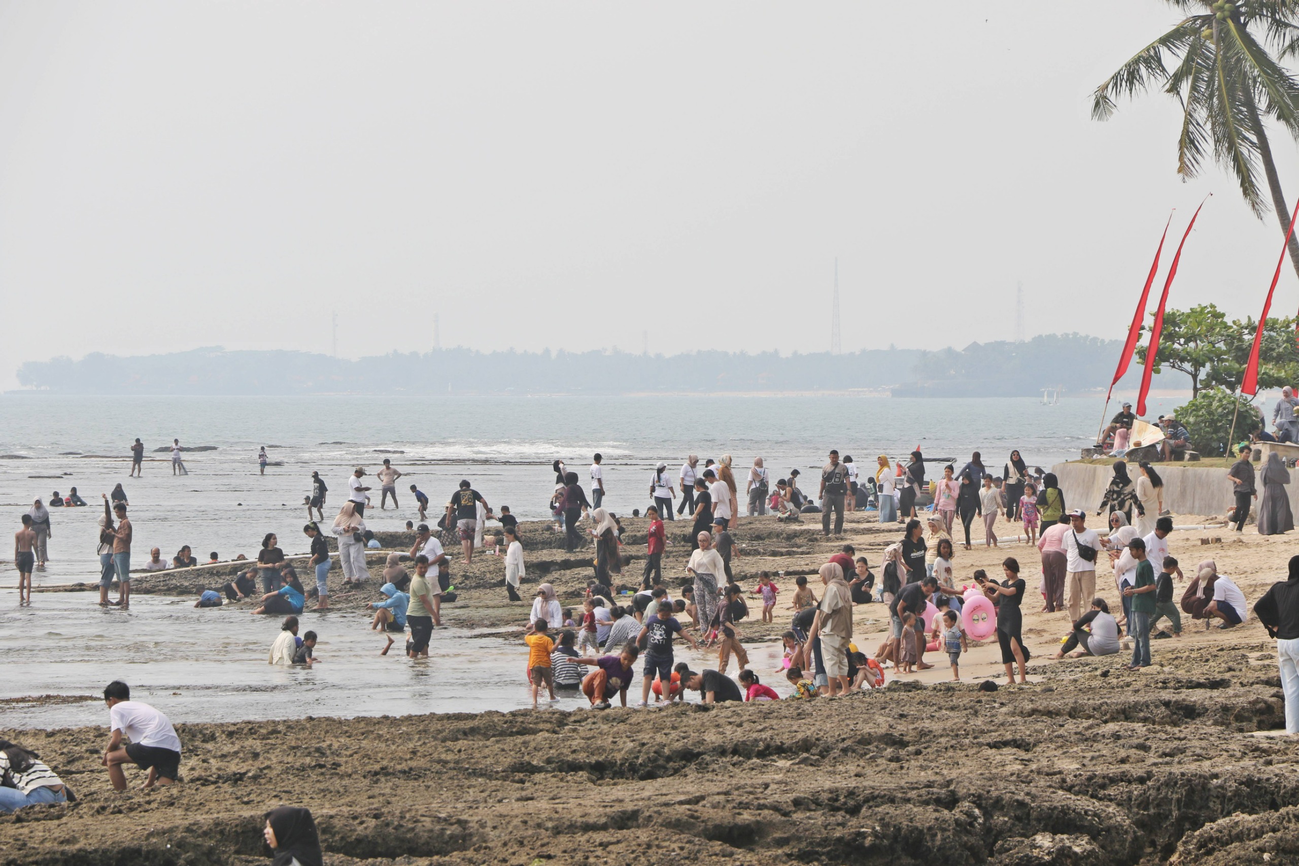 masih-jadi-favorit-273158-wisnus-dan-wisman-kunjungi-pantai-anyer-cinangka-selama-libur-sekolah