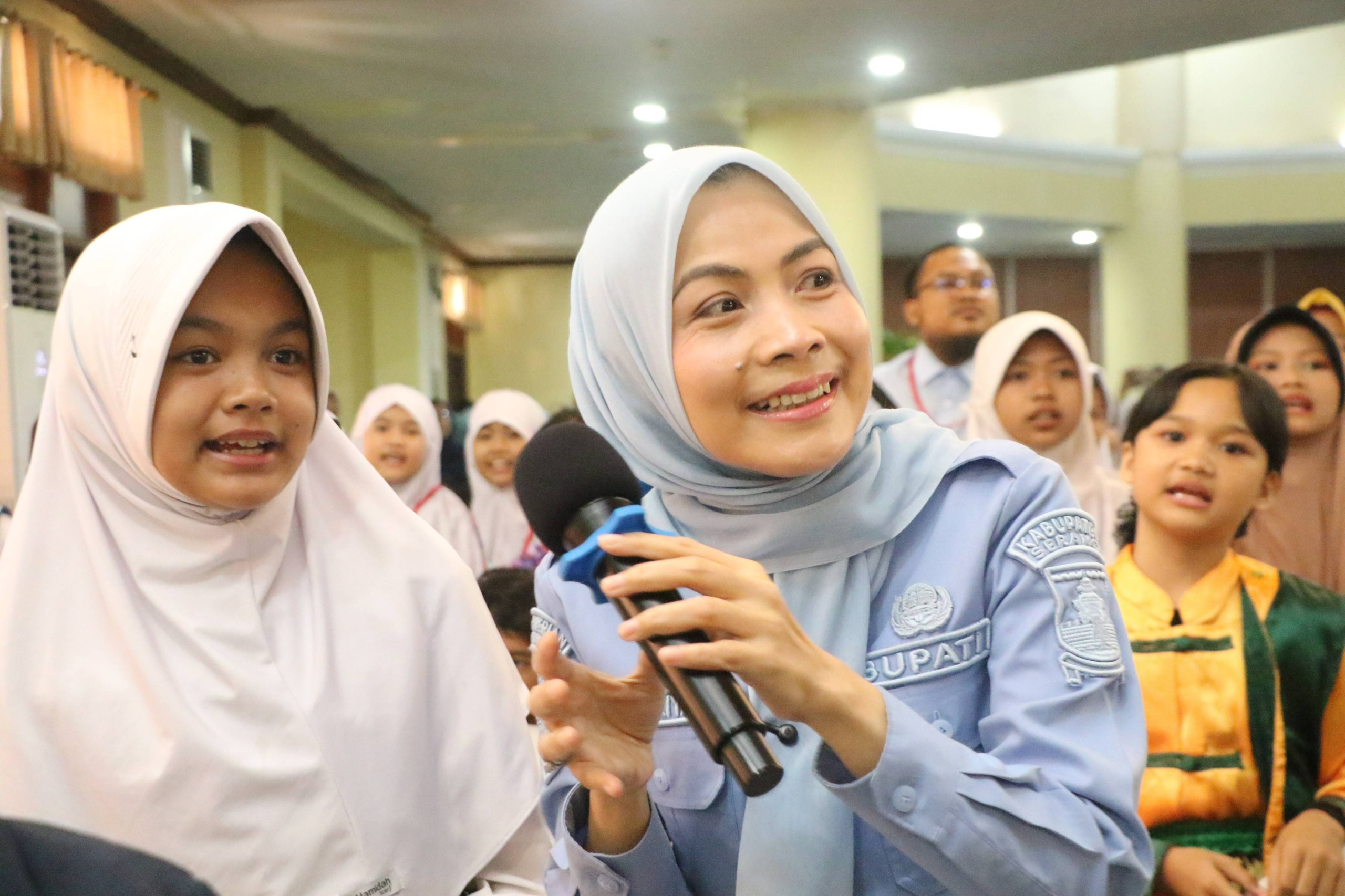 meriah-pacu-semangat-bupati-serang-ajak-nyanyi-bersama-peserta-fls3n-dan-o2sn