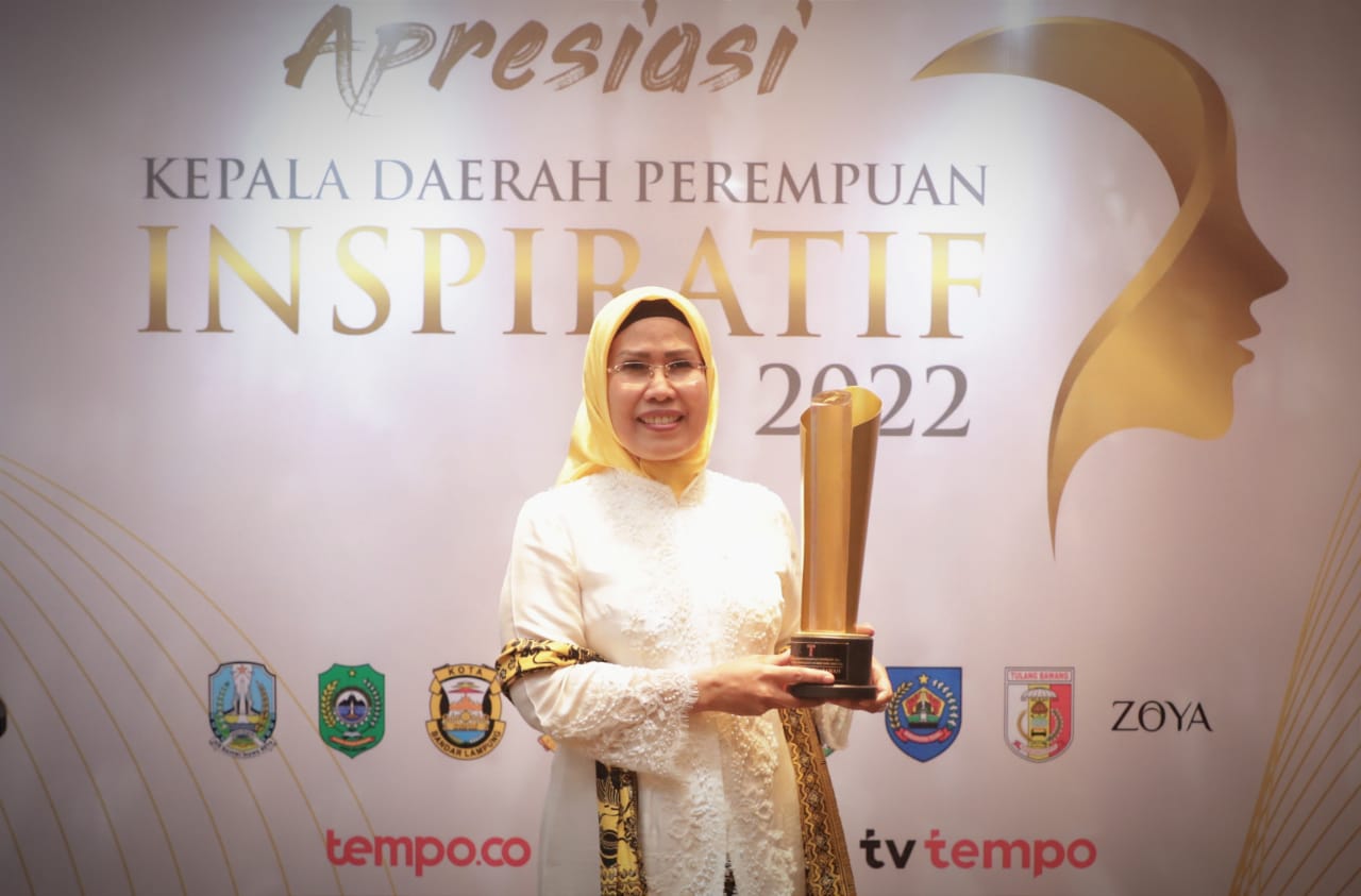 ratu-tatu-raih-penghargaan-kepala-daerah-perempuan-inspiratif-2022