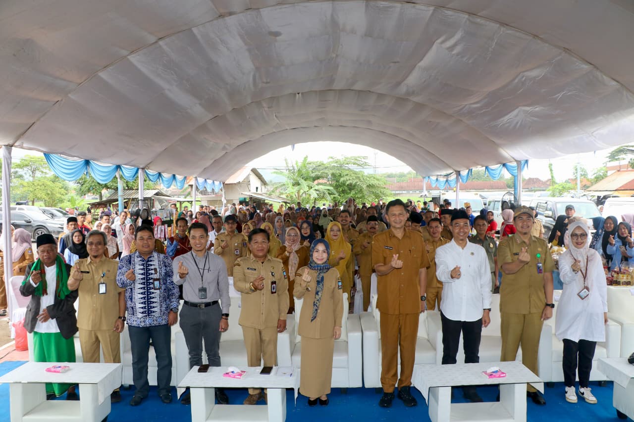 ratusan-warga-bojonegara-serbu-bazar-ramadhan-pemkab-serang