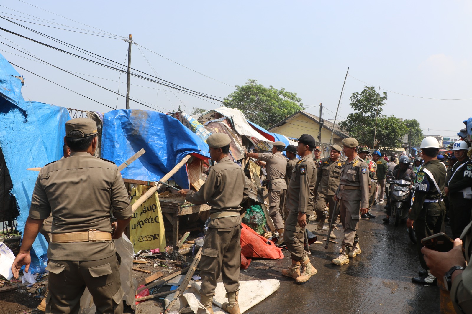 satpol-pp-kabupaten-serang-bongkar-puluhan-lapak-di-pasar-ciherang