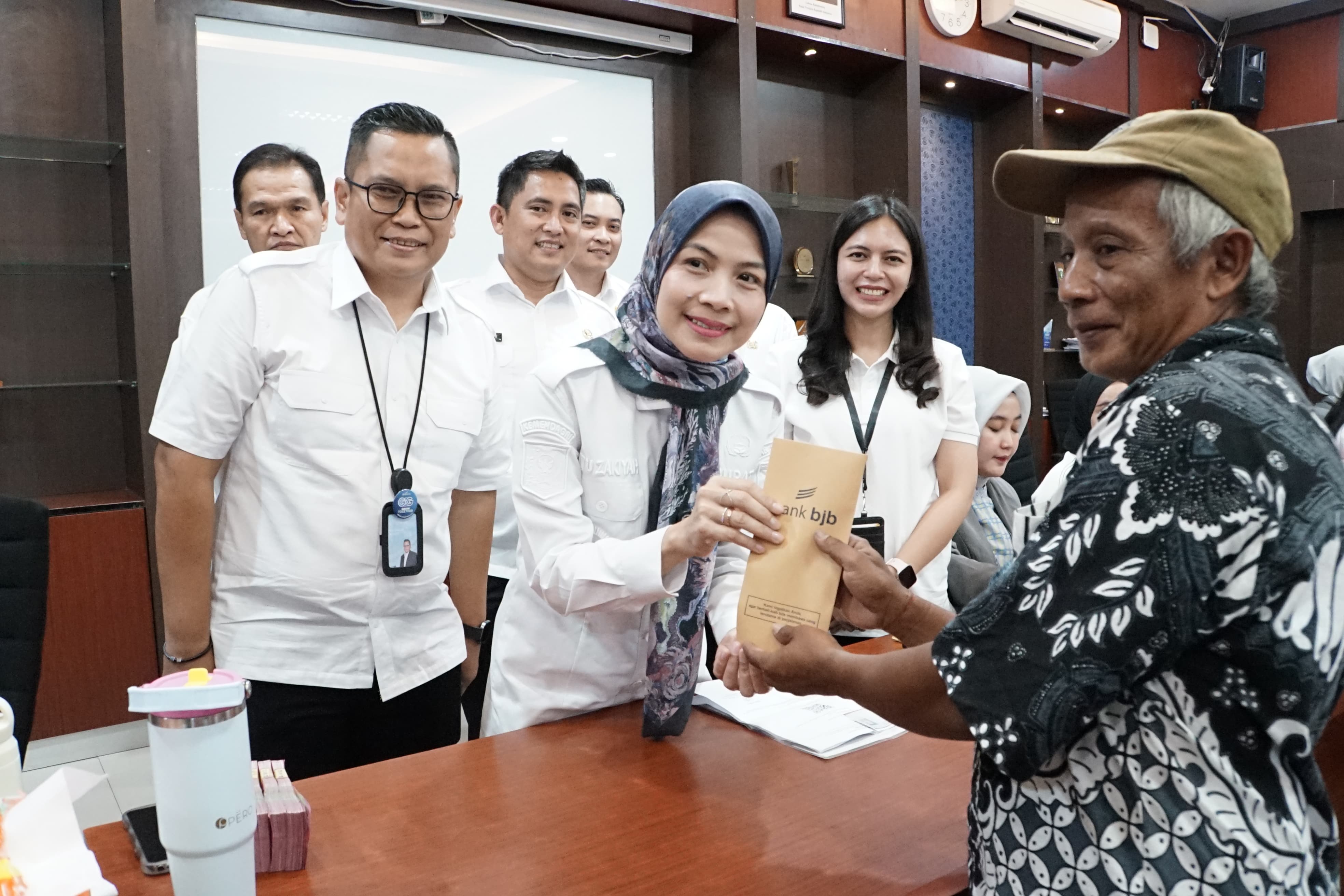 setahun-zakiyah-najib-1396-warga-terima-bantuan-usaha-produktif-untuk-bangkitkan-ekonomi-keluarga
