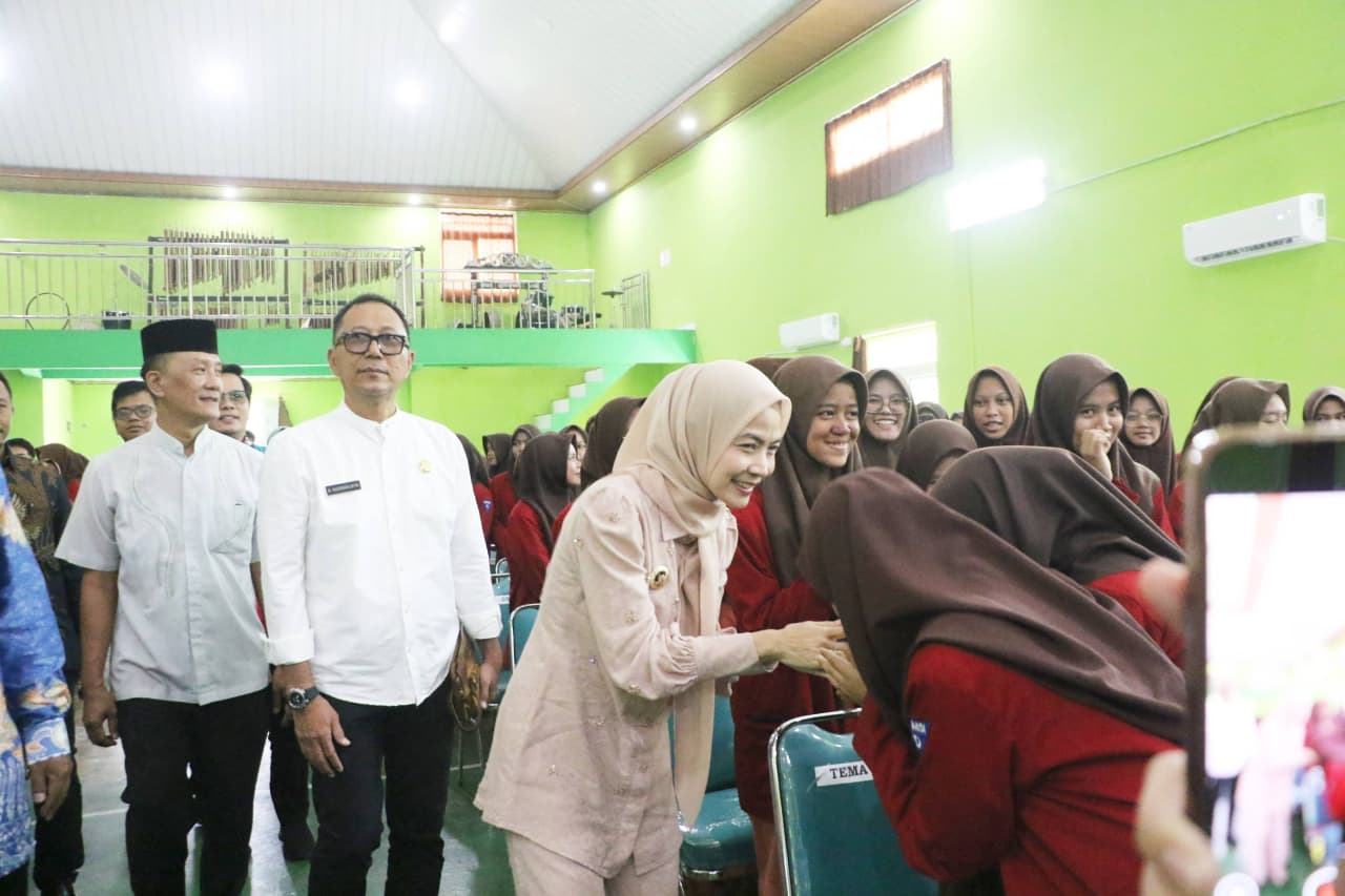 sholawat-menggema-bupati-serang-ratu-zakiyah-beri-motivasi-siswa-man-1-serang-kragilan