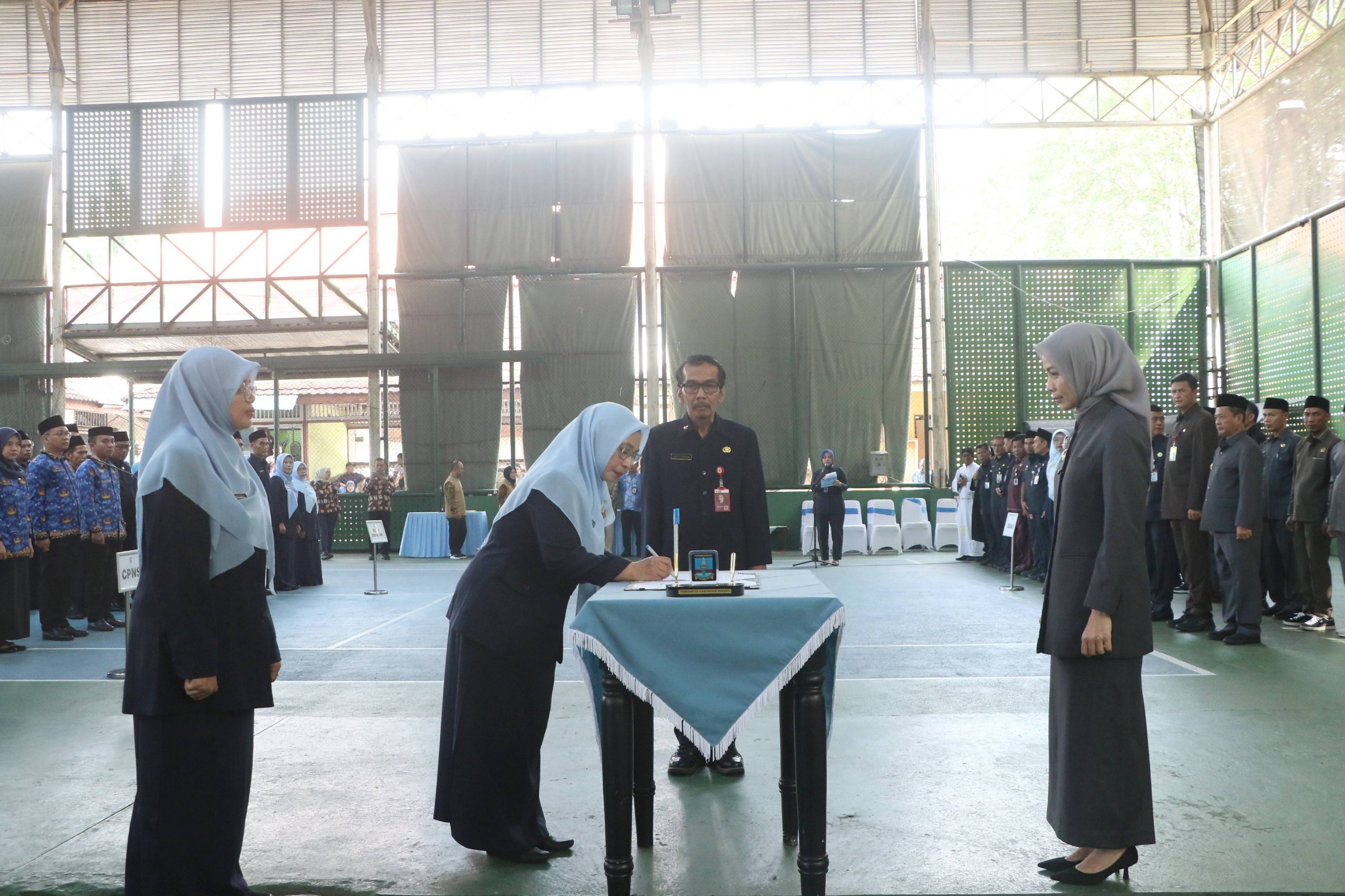 sumpah-cpns-jadi-pns-bupati-serang-serahkan-283-sk-kepsek-sd-dan-smp
