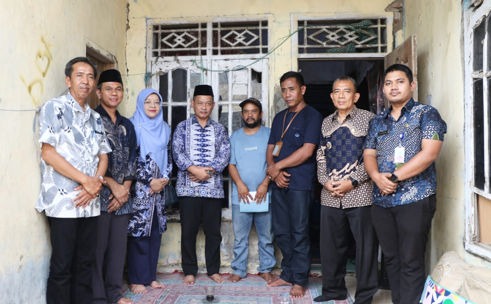 takziah-ke-rumah-alm-siti-muijah-najib-hamas-imbau-pmi-gunakan-jalur-legal