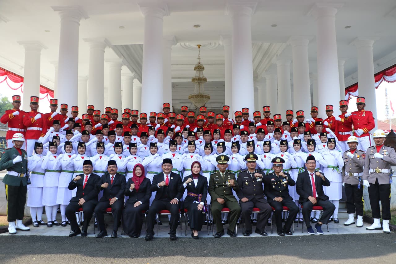tangis-haru-bupati-ratu-zakiyah-saat-kukuhkan-paskibraka-tingkat-kabupaten-serang-2025