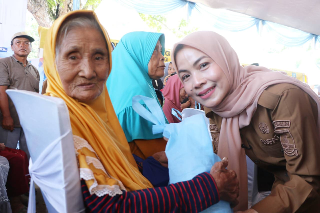 tanpa-jarak-bupati-ratu-zakiyah-bagikan-satu-per-satu-bantuan-sembako-kepada-warga