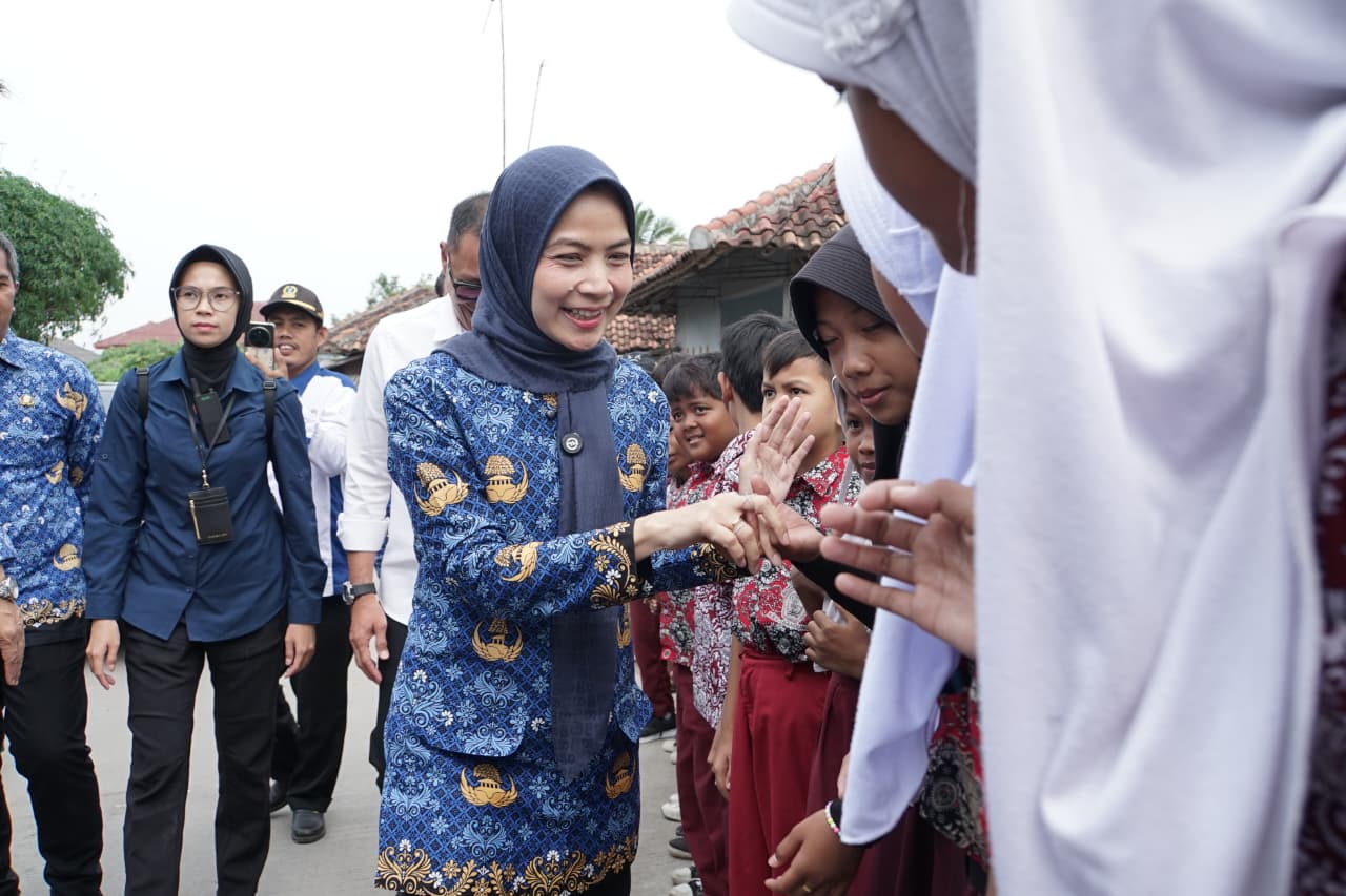 tinjau-sdn-01-palamakan-bandung-bupati-serang-ratu-zakiyah-pastikan-segera-revitalisasi-2-ruang-kelas