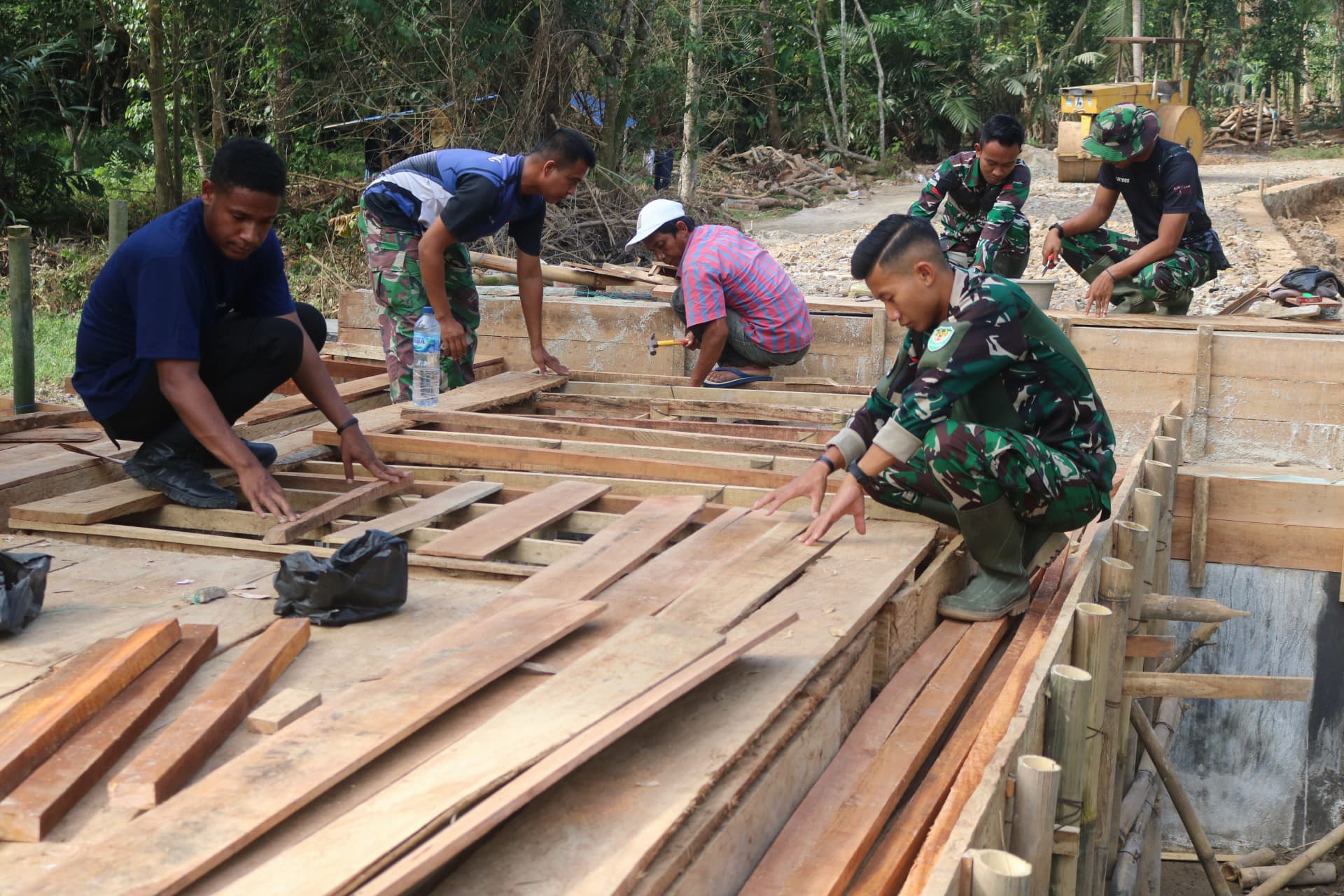 tmmd-ke-124-bangun-jembatan-curhat-warga-antar-anak-sekolah-lebih-dekat