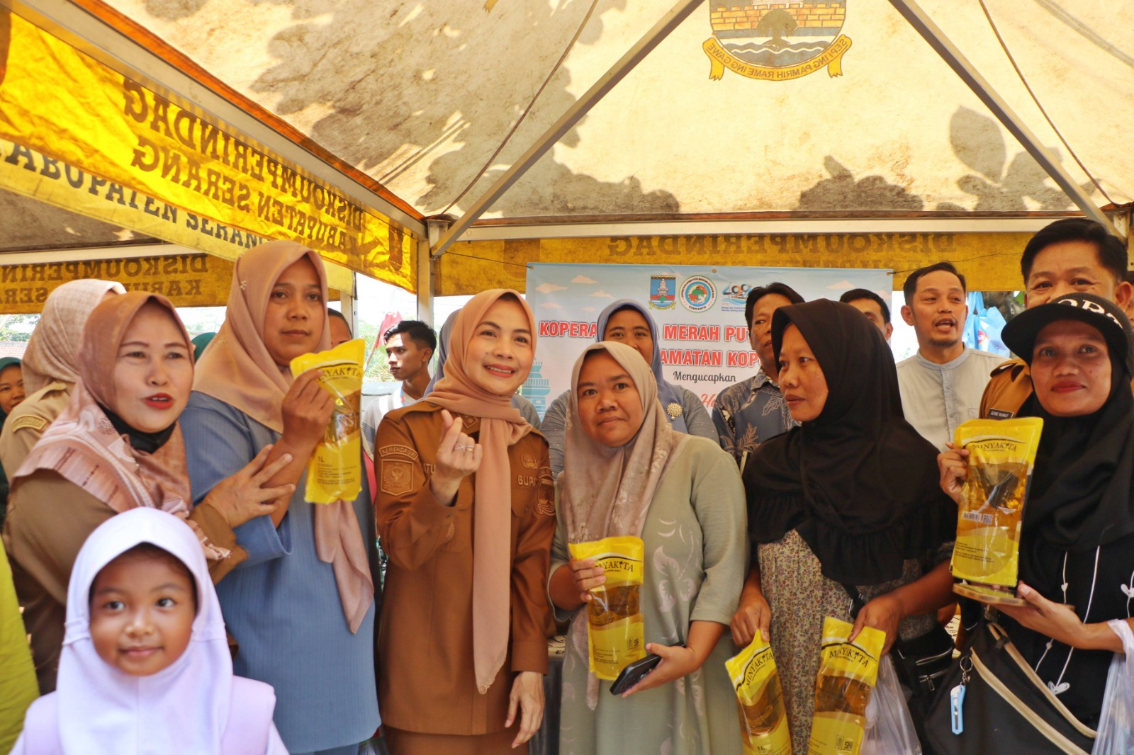 warga-antusias-belanja-di-bazar-murah-rangkaian-hut-ke-499-kabupaten-serang