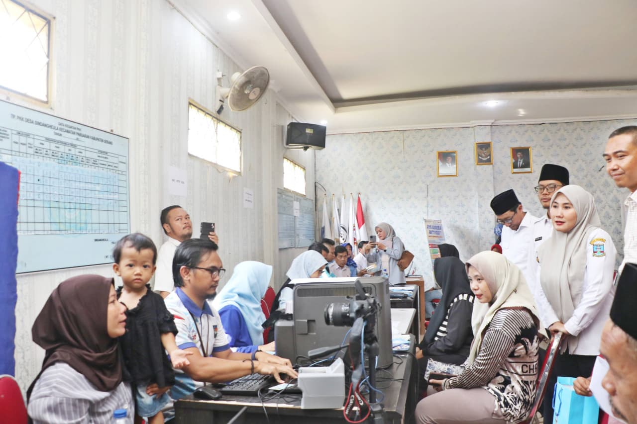 warga-sindangheula-antusias-manfaatkan-layanan-adminduk-gratis-gebyar-dukcapil